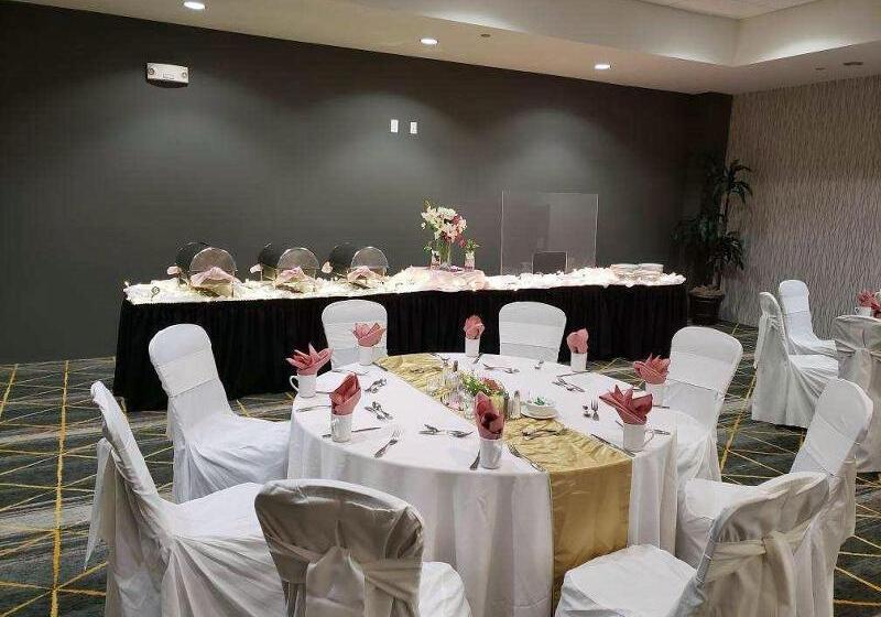 هتل Holiday Inn & Suites Phoenix Airport, An Ihg