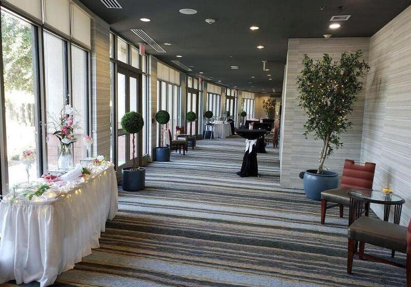 هتل Holiday Inn & Suites Phoenix Airport, An Ihg