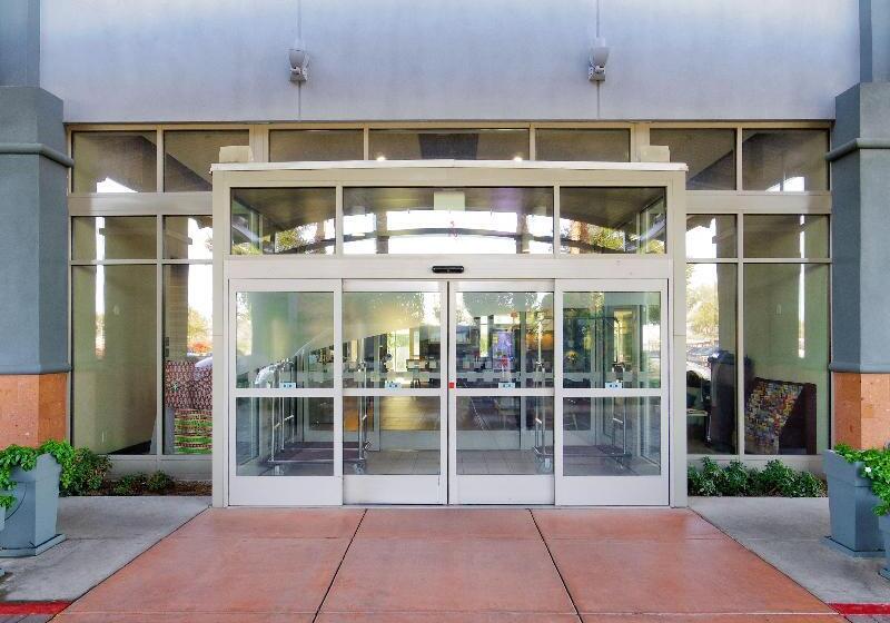 هتل Holiday Inn & Suites Phoenix Airport, An Ihg