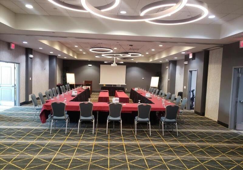 هتل Holiday Inn & Suites Phoenix Airport, An Ihg