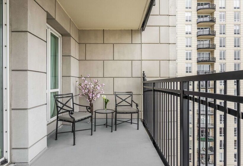 هتل Waldorf Astoria Chicago