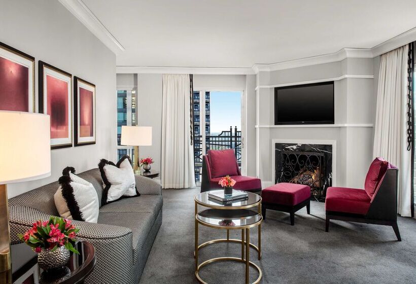 هتل Waldorf Astoria Chicago