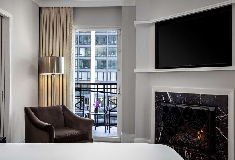 هتل Waldorf Astoria Chicago