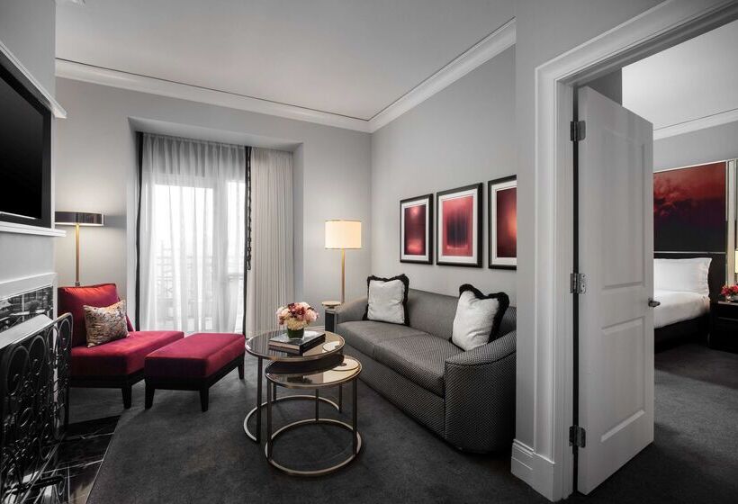 هتل Waldorf Astoria Chicago