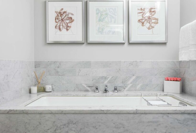 هتل Waldorf Astoria Chicago