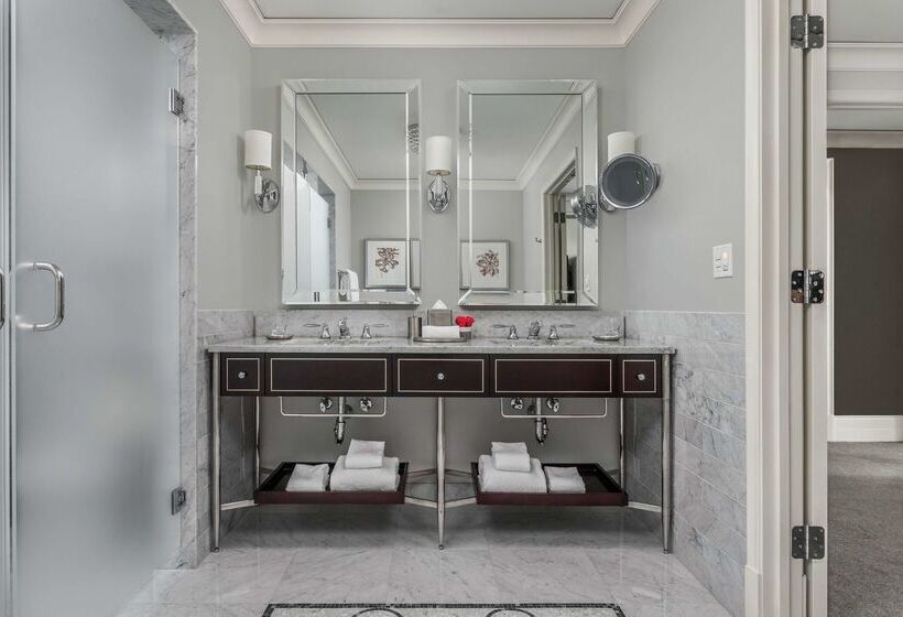 هتل Waldorf Astoria Chicago