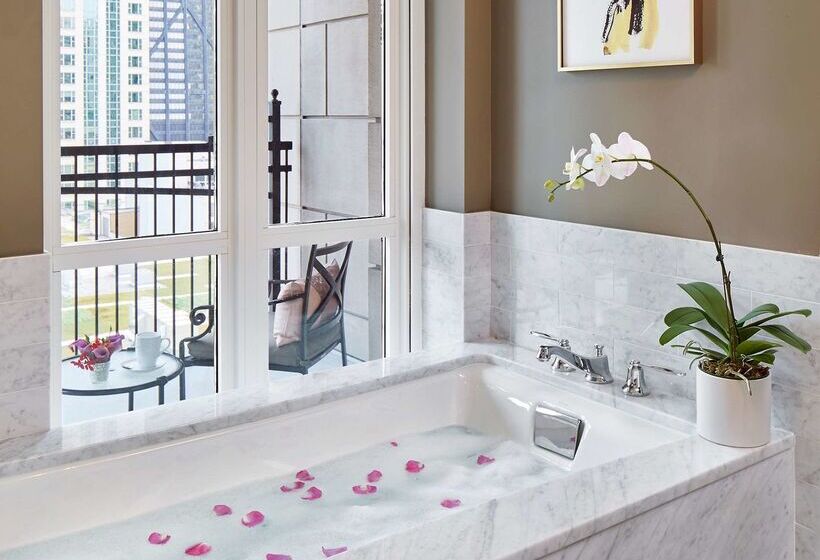 هتل Waldorf Astoria Chicago