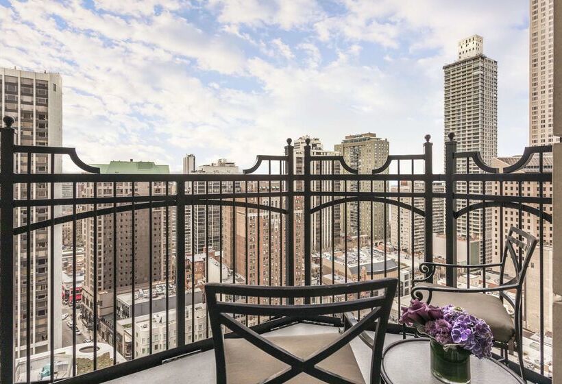 هتل Waldorf Astoria Chicago
