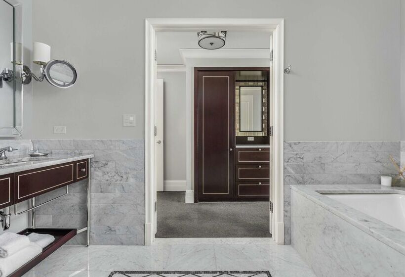 هتل Waldorf Astoria Chicago