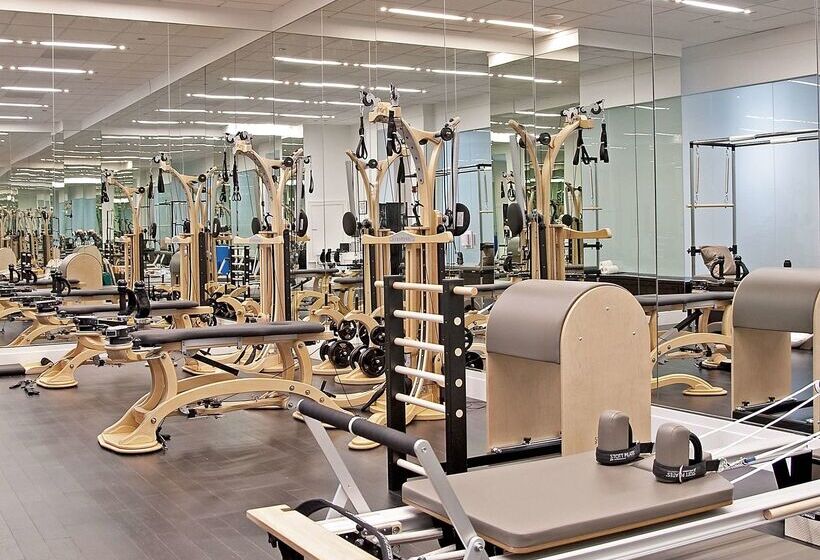 هتل Waldorf Astoria Chicago