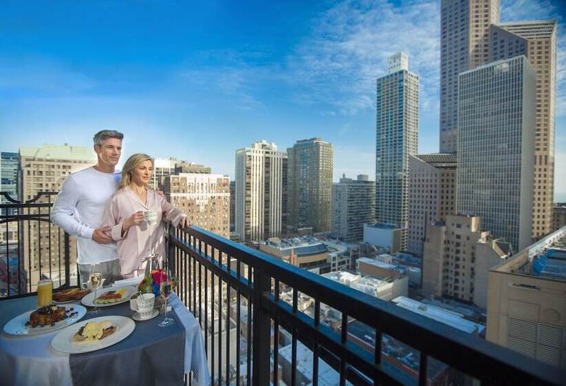 هتل Waldorf Astoria Chicago