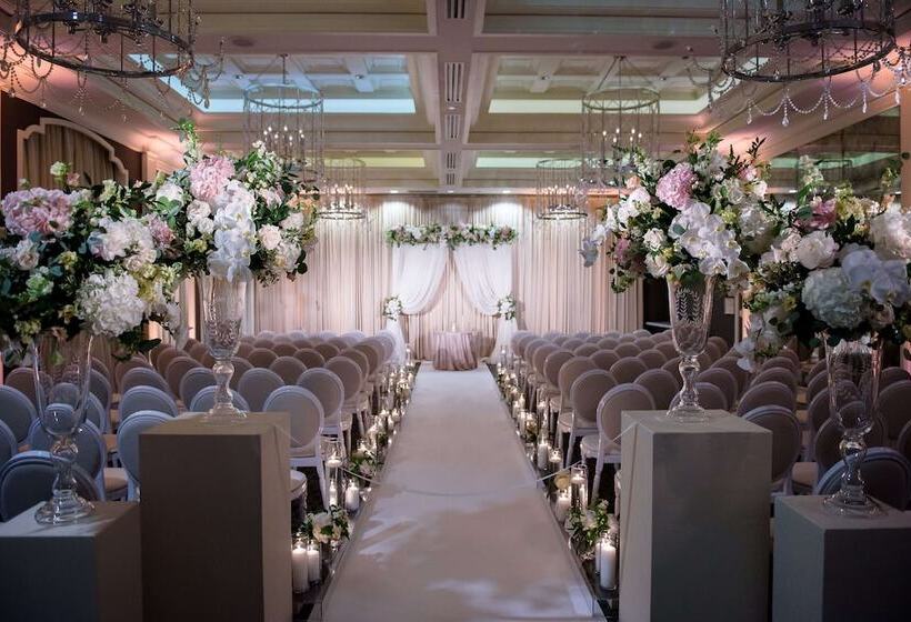 هتل Waldorf Astoria Chicago