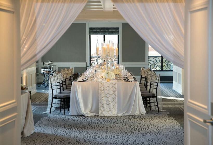 هتل Waldorf Astoria Chicago