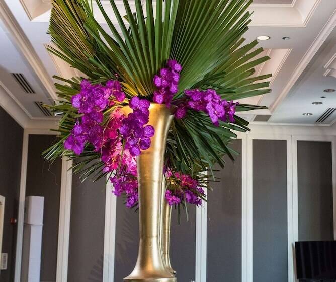 هتل Waldorf Astoria Chicago