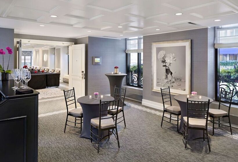 هتل Waldorf Astoria Chicago