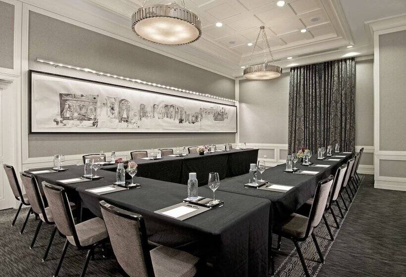 هتل Waldorf Astoria Chicago