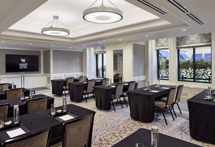 هتل Waldorf Astoria Chicago