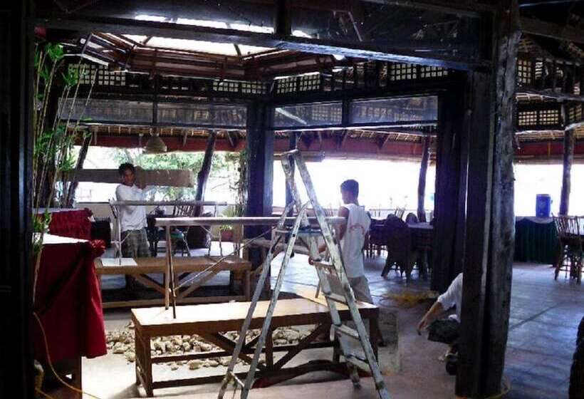 Elizabeth's Hideaway Hotel & Restaurant