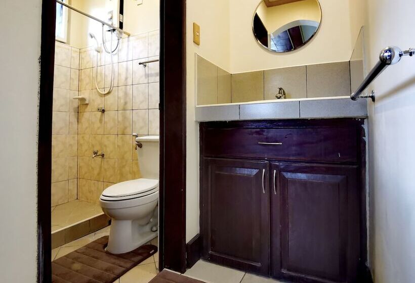 پانسیون Den Den Guesthouse