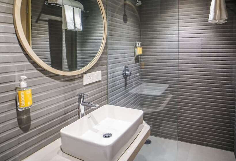 Bloom Hotel   Juhu