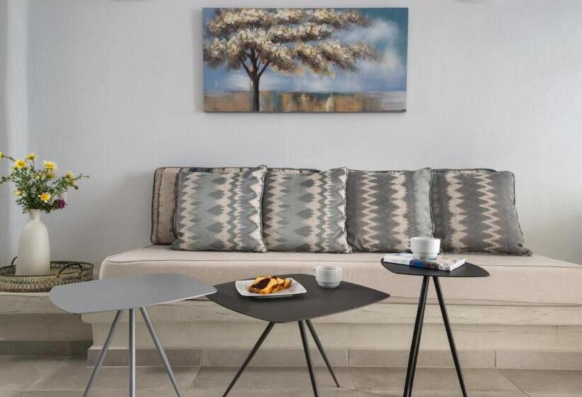 Отель Adamant Suites