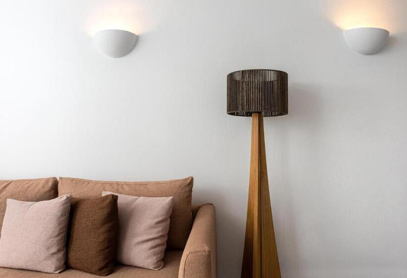 Отель Adamant Suites