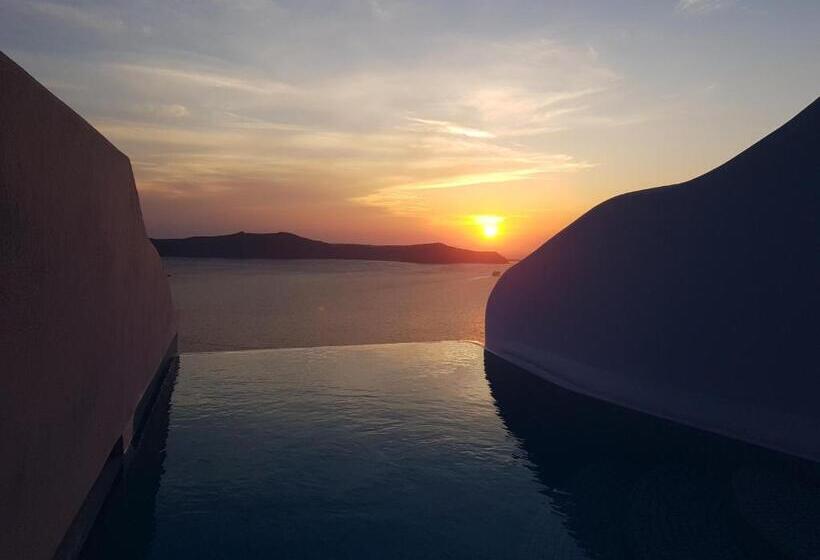 Отель Adamant Suites