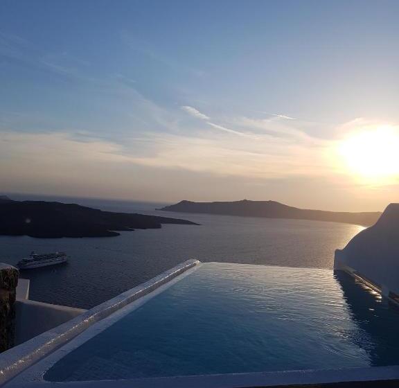 Отель Adamant Suites