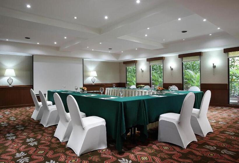 בית מלון כפרי Aryaduta Lippo Village