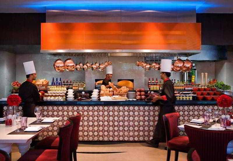 هتل Courtyard By Marriott Gurugram Downtown