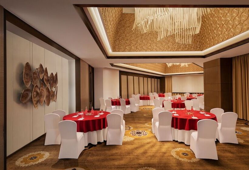 هتل Courtyard By Marriott Gurugram Downtown