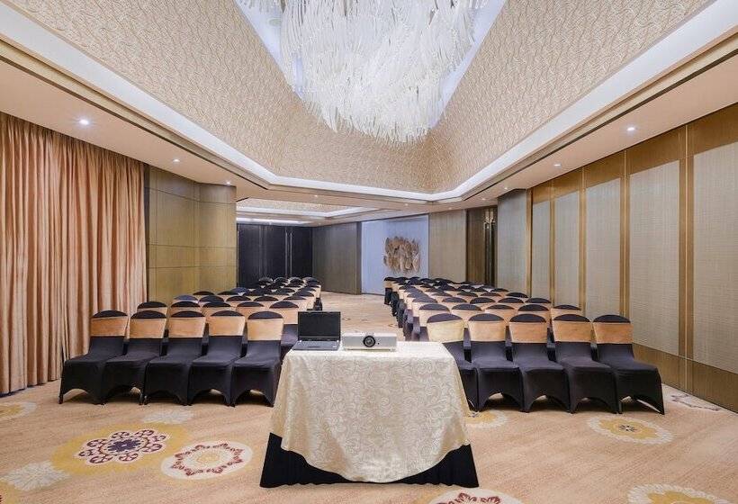 هتل Courtyard By Marriott Gurugram Downtown