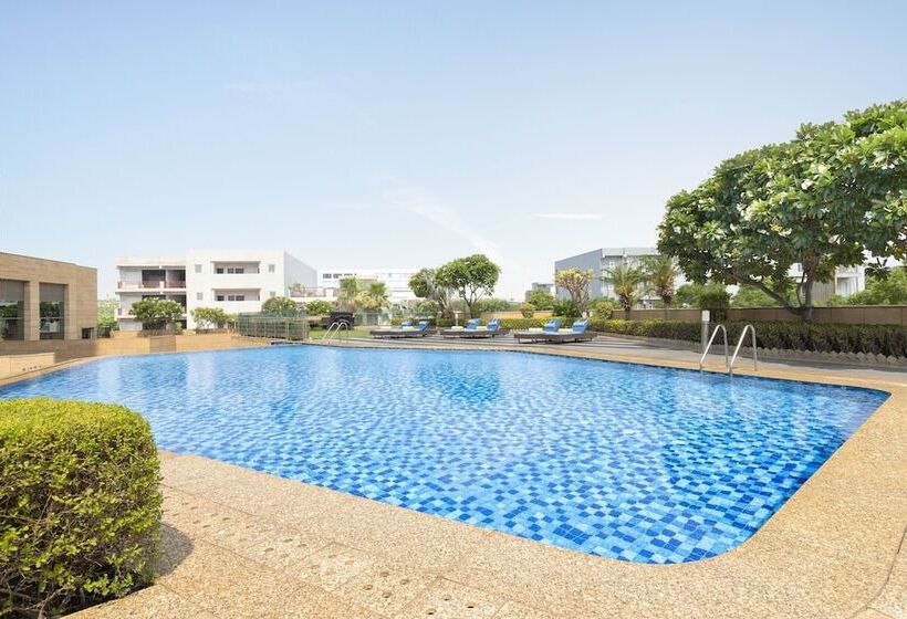 هتل Courtyard By Marriott Gurugram Downtown