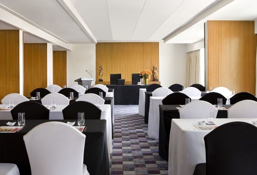 هتل Courtyard By Marriott Hyderabad