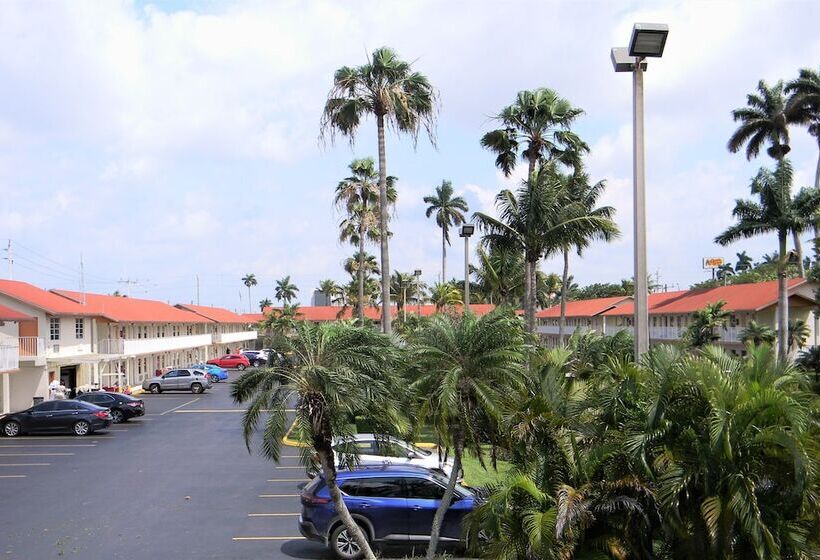 בית מלון כפרי Fairway Inn Florida City Homestead Everglades