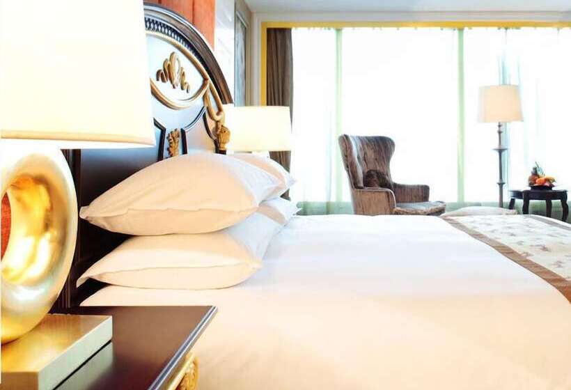 Golden Eagle Summit Hotel Downtown