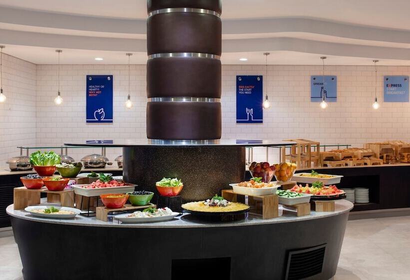 هتل Holiday Inn Express Dubai Airport, An Ihg