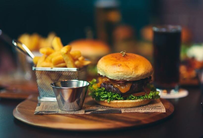 هتل Holiday Inn Express Dubai Airport, An Ihg