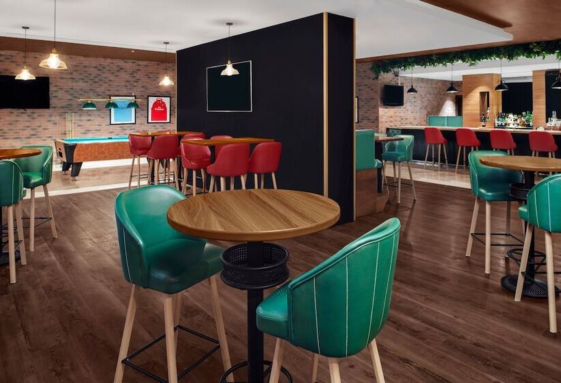 هتل Holiday Inn Express Dubai Airport, An Ihg