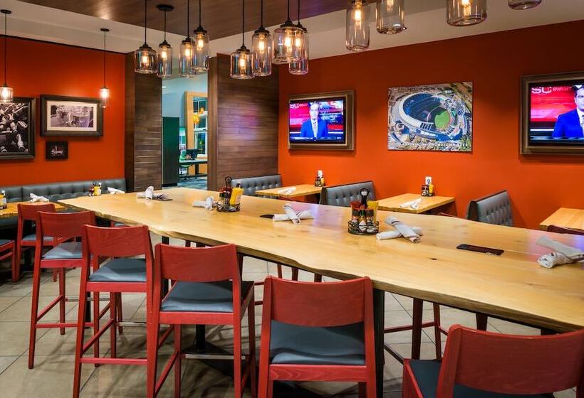 فندق Holiday Inn Kansas City Airport, An Ihg