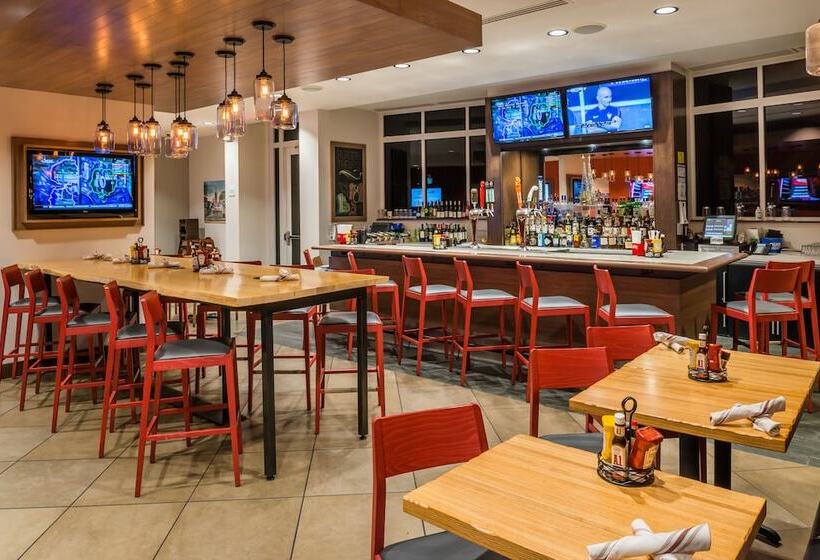 هتل Holiday Inn Kansas City Airport, An Ihg