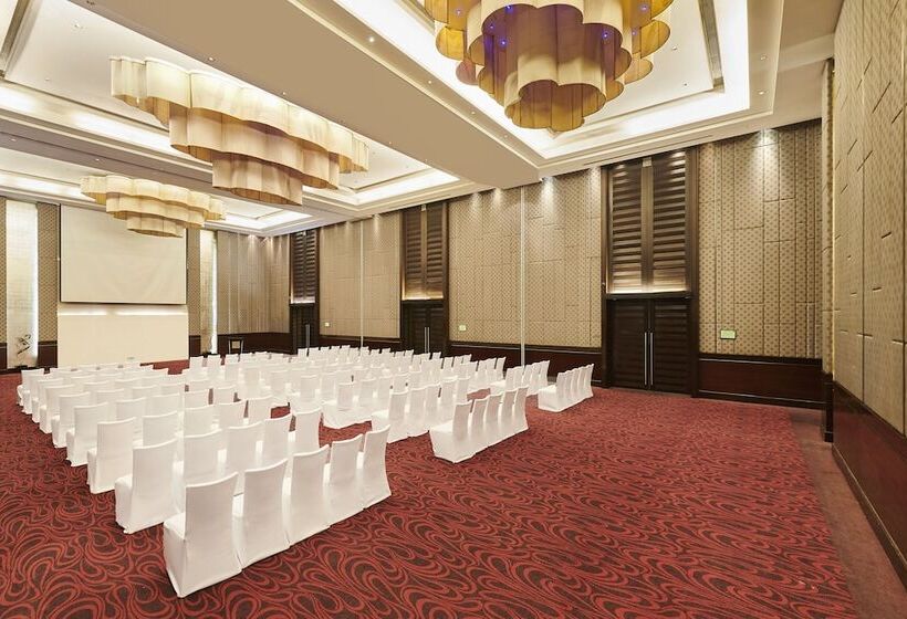 هتل Holiday Inn Mumbai International Airport, An Ihg