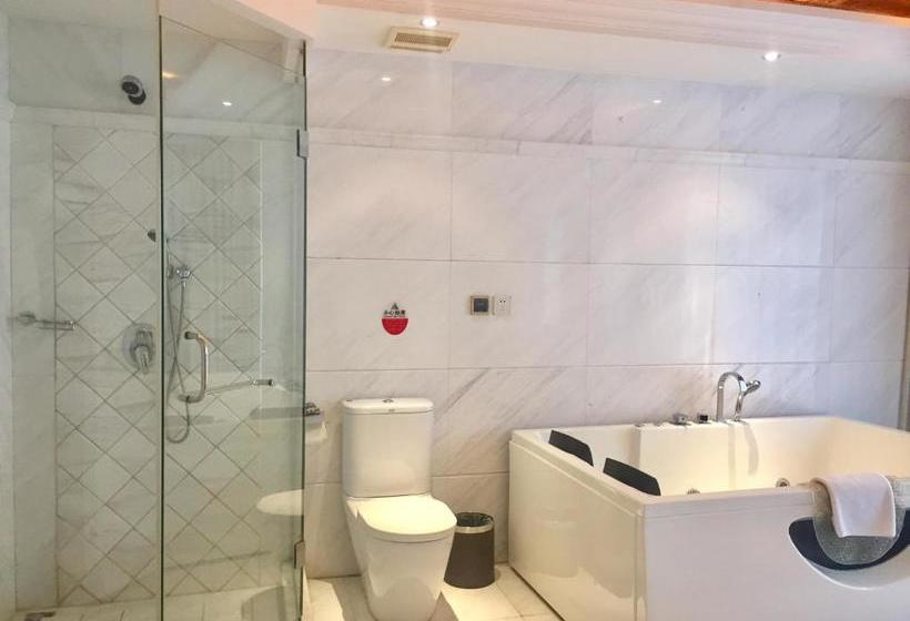 בית מלון כפרי New West Street International