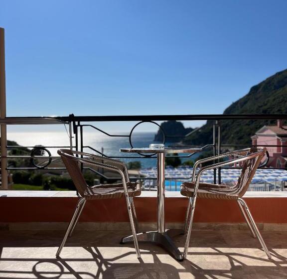 Отель Philoxenia