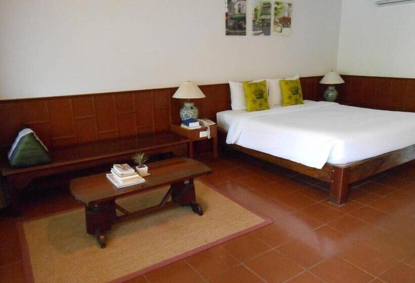 Отель Rachawadee Resort &