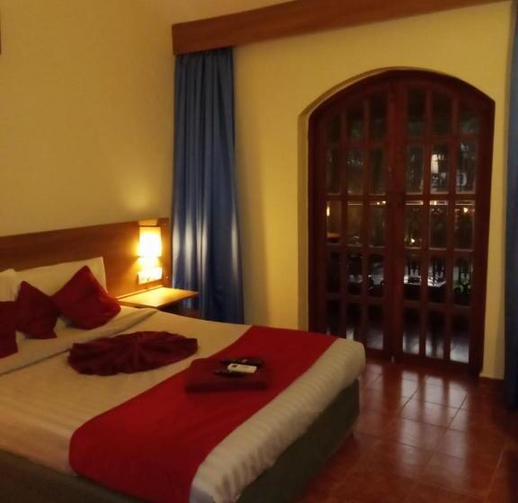 Отель Sea Breeze Beach Resort Candolim Goa