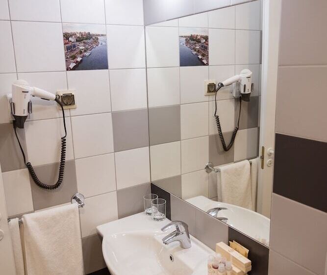 בית מלון כפרי Topos Congress