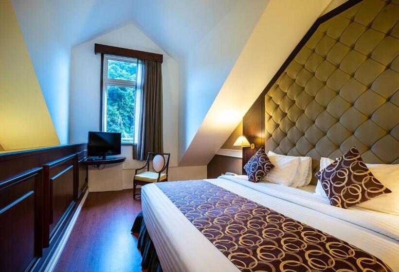 فندق Century Pines Resort