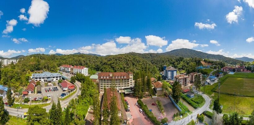 فندق Century Pines Resort