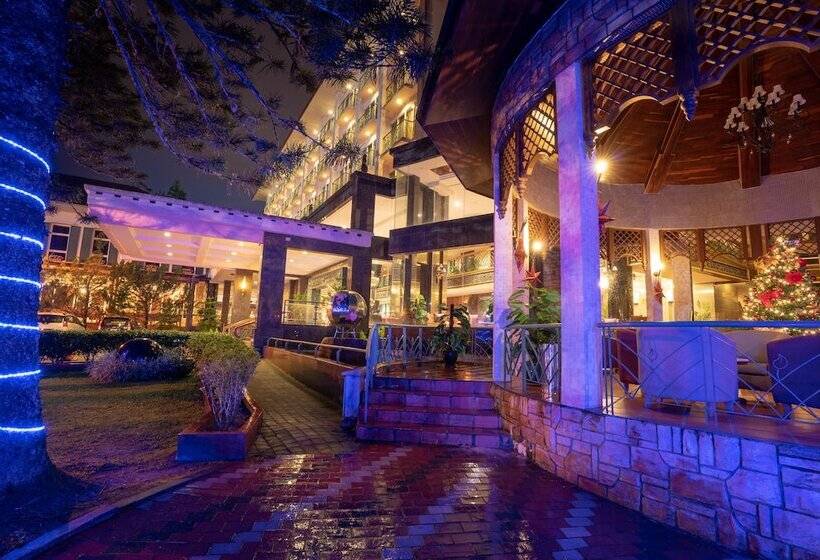 فندق Century Pines Resort